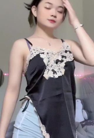 Erotic eunicetjoaa Shows Cleavage in Top