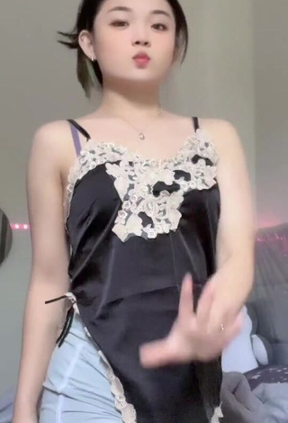 3. Erotic eunicetjoaa Shows Cleavage in Top