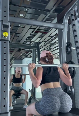 Sweetie eunicetjoaa Shows Butt in the Sports Club while doing Sports Exercises