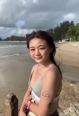 1. Erotic eunicetjoaa Shows Cleavage in Sport Bra at the Beach