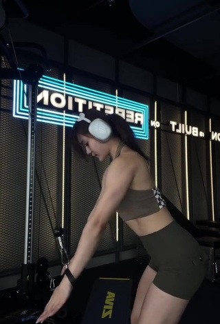 Erotic eunicetjoaa Shows Butt in the Sports Club while doing Sports Exercises