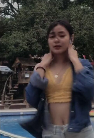 3. Eya Borja Shows Cleavage in Seductive Crop Top