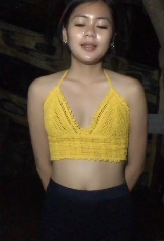 2. Eya Borja Shows Cleavage in Alluring Crop Top