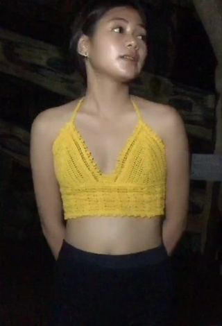 3. Eya Borja Shows Cleavage in Alluring Crop Top