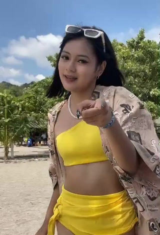 2. Captivating Eya Borja Shows Cleavage in Yellow Bikini