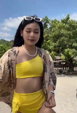 3. Captivating Eya Borja Shows Cleavage in Yellow Bikini