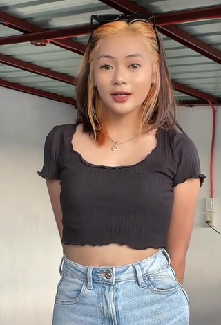 3. Magnificent Eya Borja Shows Cleavage in Black Crop Top