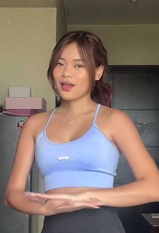 3. Hottest Eya Borja Shows Cleavage in Blue Crop Top