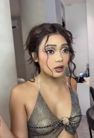 1. Captivating Eya Borja Shows Cleavage in Crop Top (Side Boob)