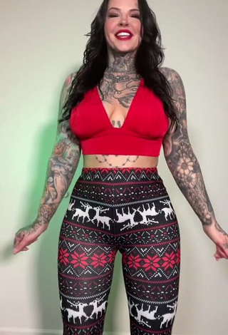 Captivating Heidi Lavon in Leggings and Bouncing Boobs