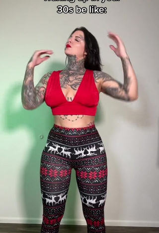 Irresistible Heidi Lavon in Leggings