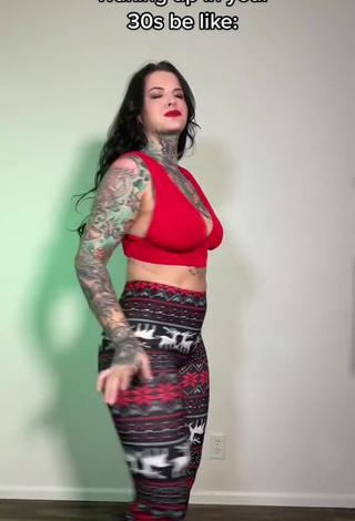 3. Irresistible Heidi Lavon in Leggings