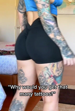 Heidi Lavon Shows her Seductive Butt