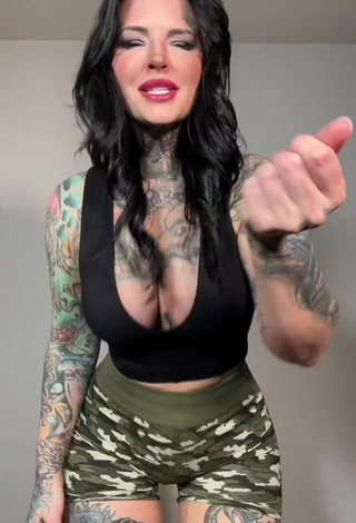 1. Gorgeous Heidi Lavon Shows Cleavage in Alluring Black Crop Top