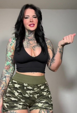 Gorgeous Heidi Lavon Shows Cleavage in Alluring Black Crop Top