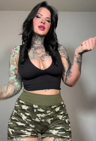 3. Gorgeous Heidi Lavon Shows Cleavage in Alluring Black Crop Top