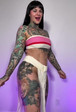 Captivating Heidi Lavon Shows Cleavage in Tube Top