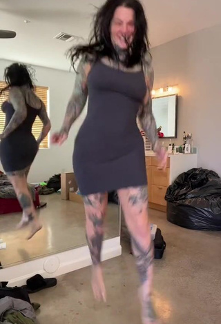 Gorgeous Heidi Lavon Shows Cleavage in Alluring Dress and Bouncing Boobs