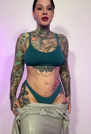 Heidi Lavon is Showing Seductive Cleavage