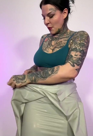 3. Heidi Lavon is Showing Seductive Cleavage