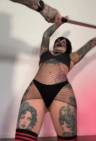 3. Amazing Heidi Lavon Shows Cleavage in Hot Bikini