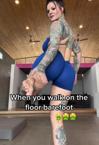 Heidi Lavon Shows her Hot Butt