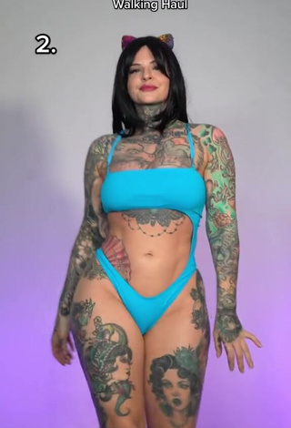 3. Beautiful Heidi Lavon Shows Cleavage in Sexy Bikini