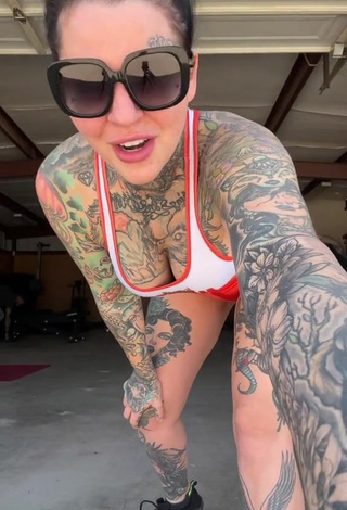 1. Attractive Heidi Lavon Shows Butt