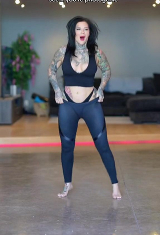 3. Seductive Heidi Lavon Shows Cleavage in Black Crop Top