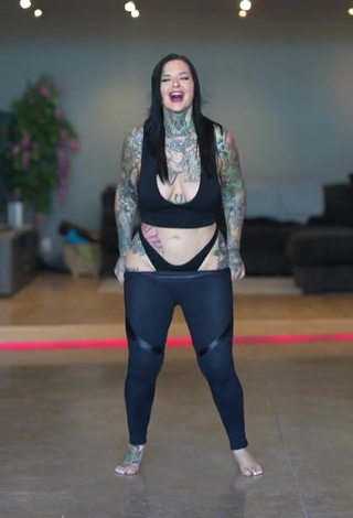 Breathtaking Heidi Lavon Shows Butt