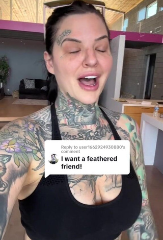 1. Heidi Lavon Demonstrates Cute Cleavage