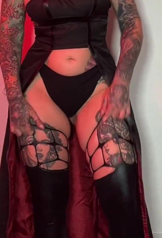 Captivating Heidi Lavon in Black Panties