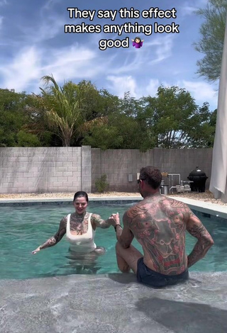 3. Sweetie Heidi Lavon Shows Nipples at the Pool