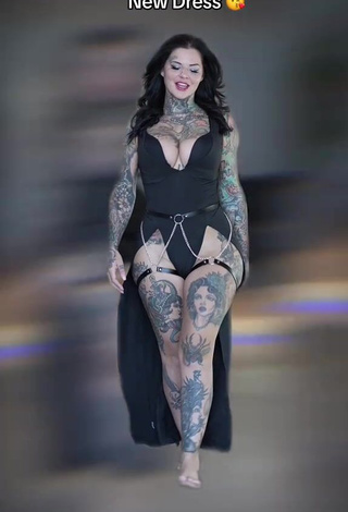 3. Hot Heidi Lavon Shows Cleavage in Black Dress (Side Boob)