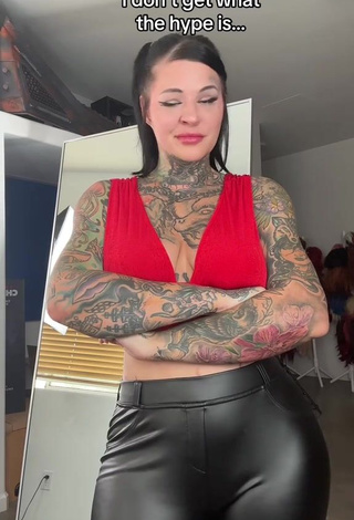 1. Seductive Heidi Lavon Shows Butt