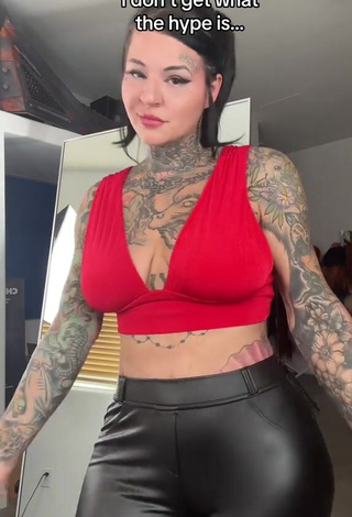 Seductive Heidi Lavon Shows Butt