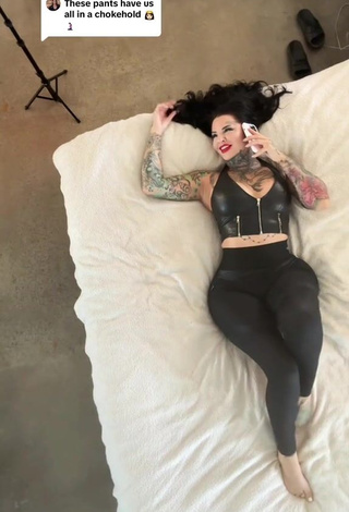 1. Hottie Heidi Lavon Shows Butt