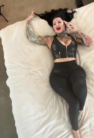 Hottie Heidi Lavon Shows Butt