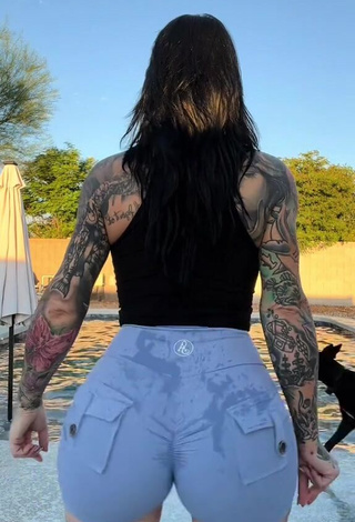 3. Irresistible Heidi Lavon Shows Butt while Twerking