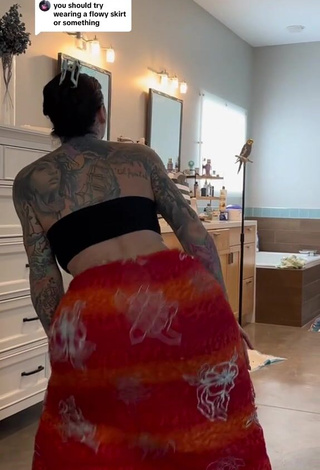 Erotic Heidi Lavon in Black Tube Top while Twerking