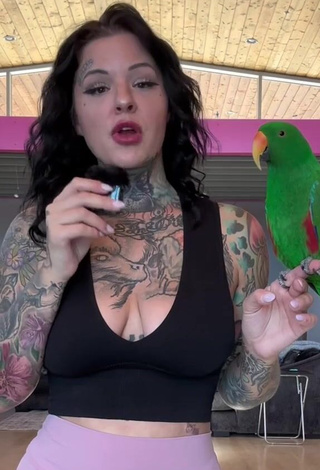 3. Erotic Heidi Lavon Shows Cleavage in Black Crop Top