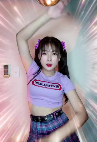 2. Erotic Ngô Ngọc Hoà in Crop Top