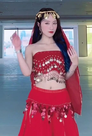 1. Cute Đào Lê Phương Hoa in Tube Top