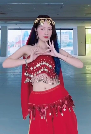 Cute Đào Lê Phương Hoa in Tube Top