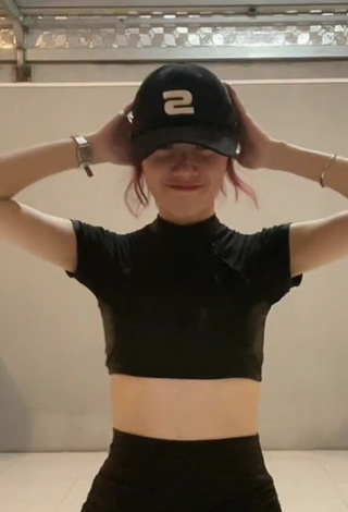 1. Hottie Đào Lê Phương Hoa in Black Crop Top