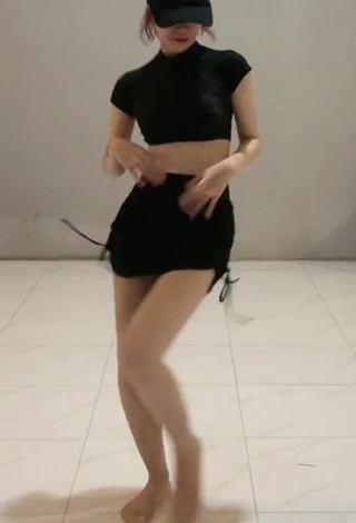 Hottie Đào Lê Phương Hoa in Black Crop Top