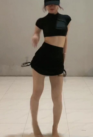 3. Hottie Đào Lê Phương Hoa in Black Crop Top