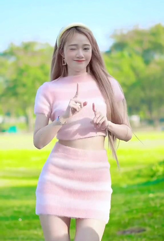 3. Cute Đào Lê Phương Hoa in Crop Top