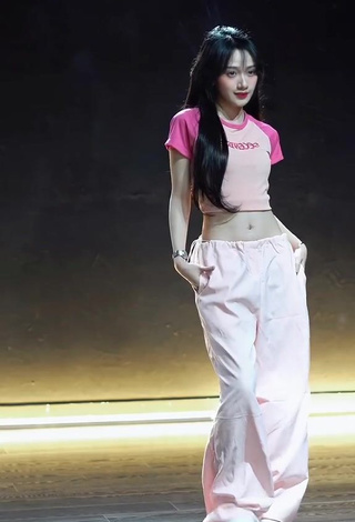 1. Irresistible Đào Lê Phương Hoa in Crop Top