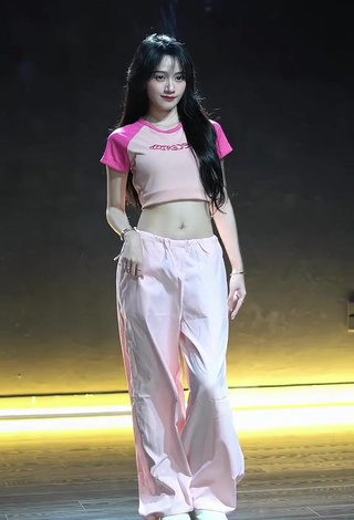 1. Erotic Đào Lê Phương Hoa in Crop Top